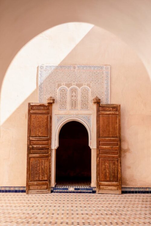 Porte en bois sculpté et arc décoré de l'architecture traditionnelle marocaine