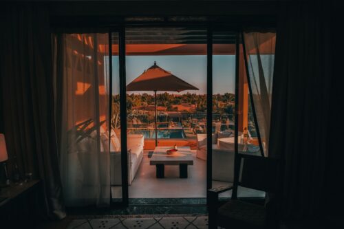Terrasse ombragée d'un riad aménagée pour la location courte durée à Marrakech