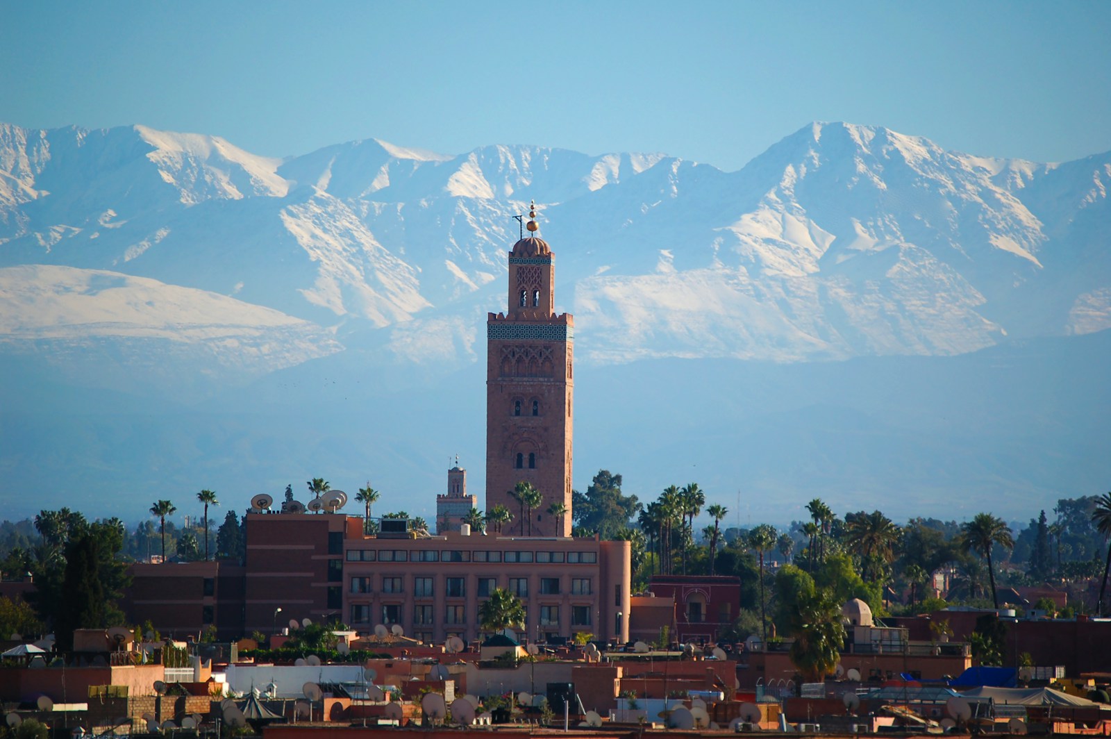 Vue de la Koutoubia et des sommets enneiges de l Atlas depuis Marrakech