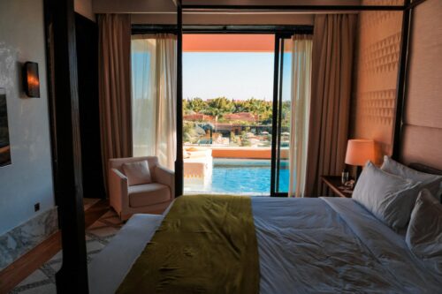 Chambre d'un appartement de standing ouverte sur la piscine, Marrakech